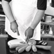 WHITE PLASTIC APRONS ON A ROLL 5X200 ECONOMY