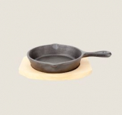 PLAYGROUND CAST IRON PAN ROUND 1 HANDLE 14CM W/ PLATE 9.8OZ