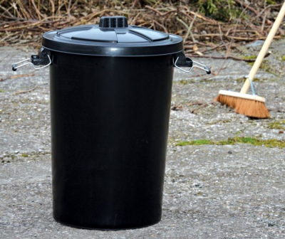 BLACK DUSTBIN 90LTR WITH LID CL009  38CM DIA X 68CM