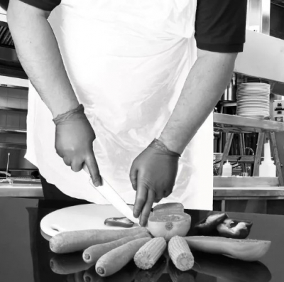 WHITE PLASTIC APRONS ON A ROLL 5X200 ECONOMY